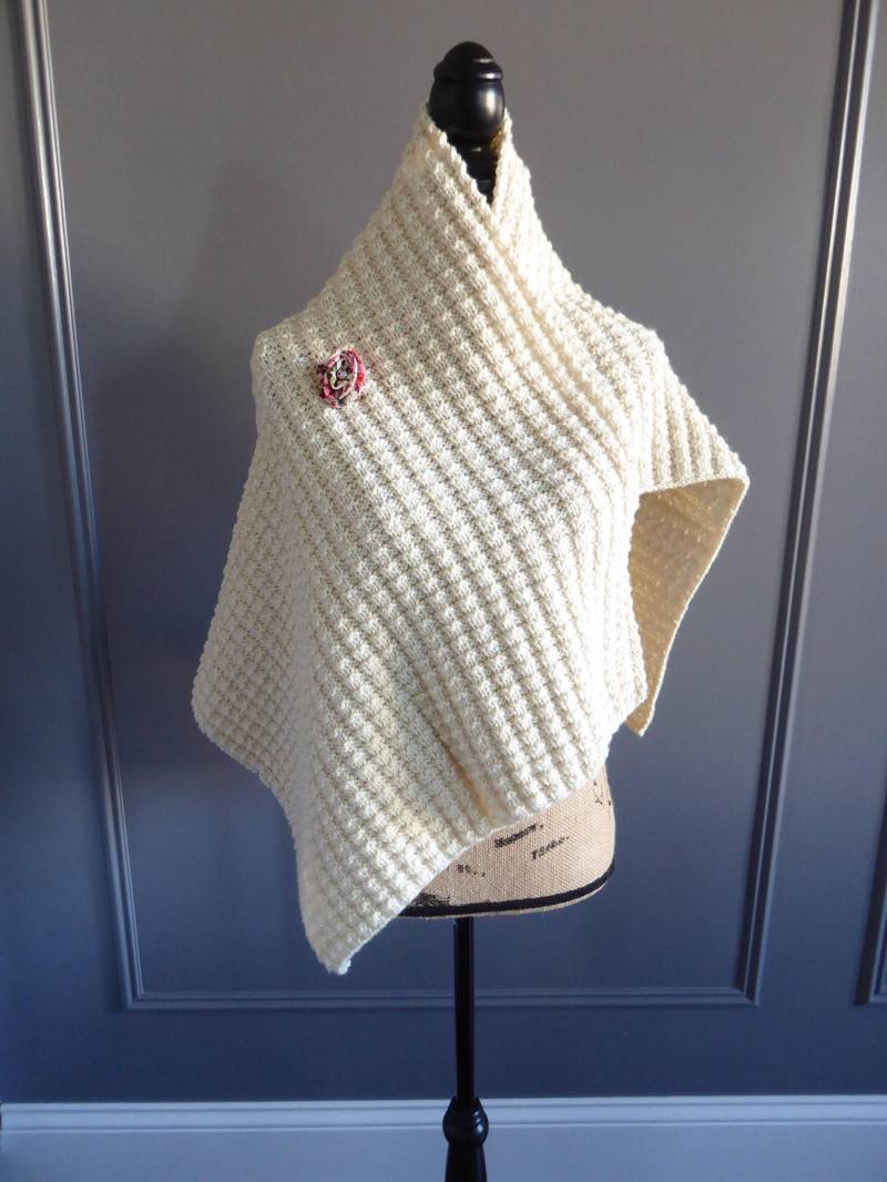 Extra Langer Strickschal, Beiger Schal Mit Dekorativer Blume, Warm Und Weich, Schal-Wrap, Handgestrickte Artikel, Mode-Wrap, Trendige Decke von Atelier5D