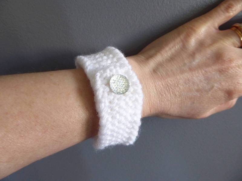 Handgemachter Schmuck, Weißes Armband, Handgestrickte Geschenke, Breites Einzigartiges Garnarmband, Knopfarmband, Selbstgemachte Geschenke von Atelier5D