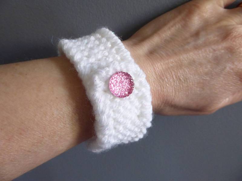 Weißer Strickstoff, Handgestricktes Armband, Ausgefallene Knöpfe, Handgemachter Schmuck, Handgelenk Manschette, Lehrer Wertschätzung Geschenk von Atelier5D
