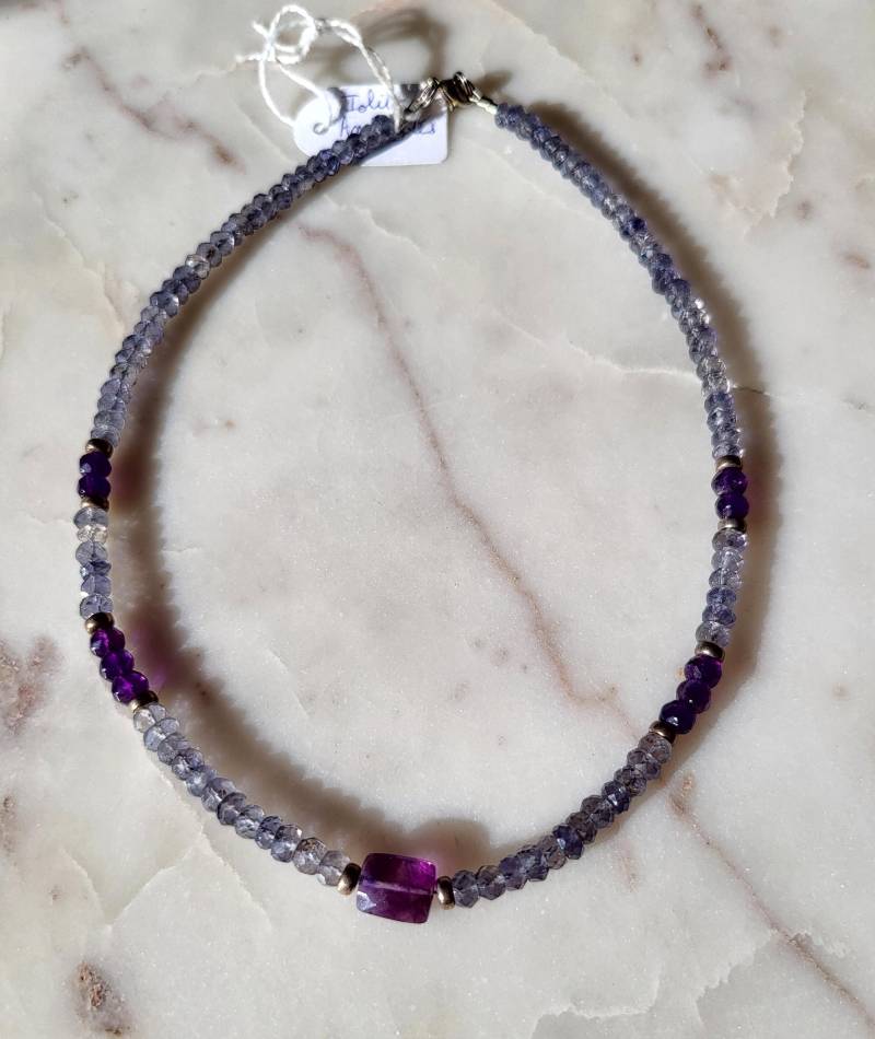 Halskette Aus Natürlichem Blauem Iolith Und Violetten Amethyststeinen. Für Damen. Schmuck von Atelier768