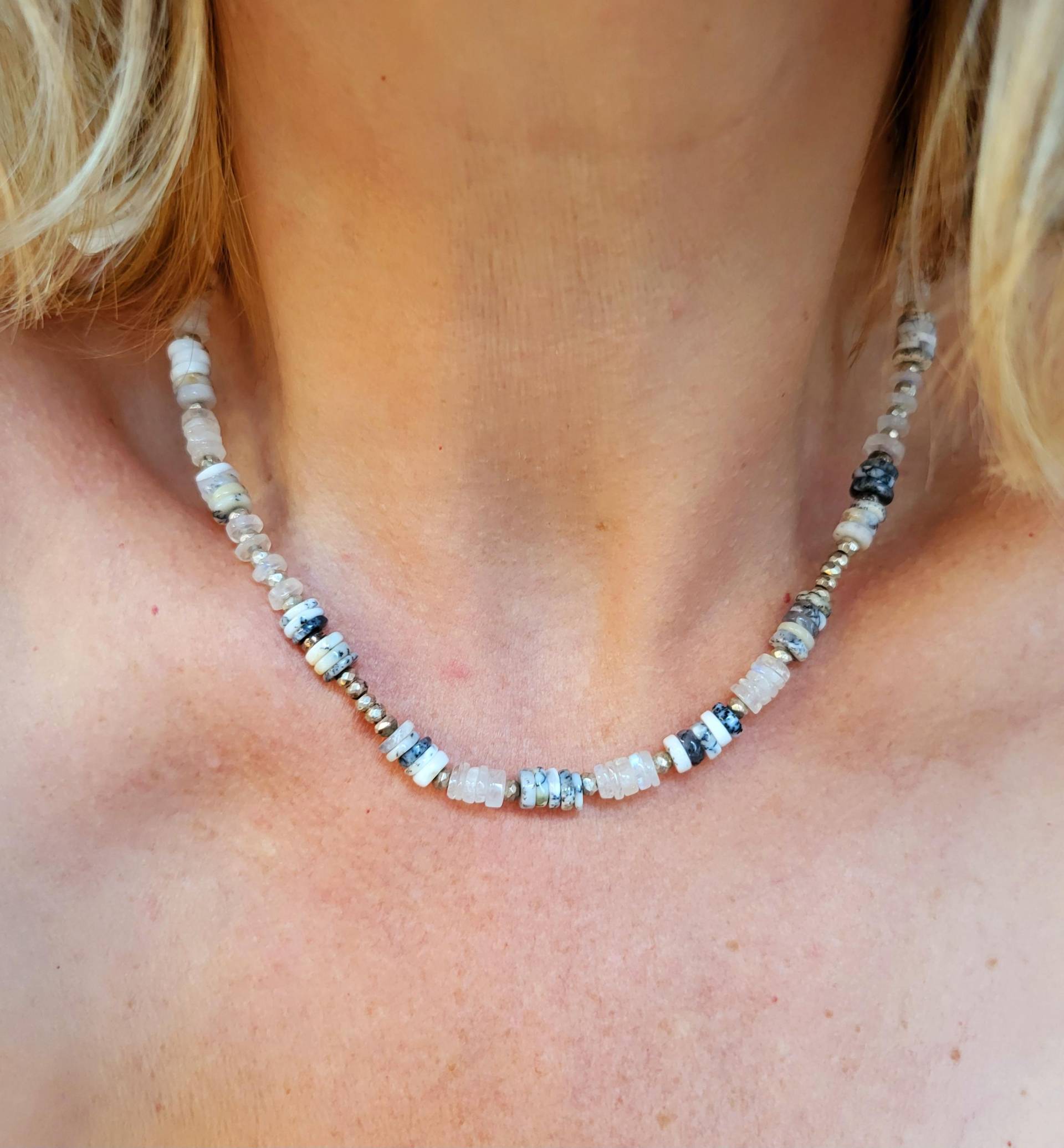 Halskette Aus Natürlichen Opal-Dendritensteinen Und Weißen Mondsteinen. Geld. Boho-Halskette. Gemischte Halskette Halskette Aus Natürlichen Opal-Dendritensteinen Und Weißen Mondsteinen. Geld. Boho-Halskette. Gemischte Halskette von Atelier768