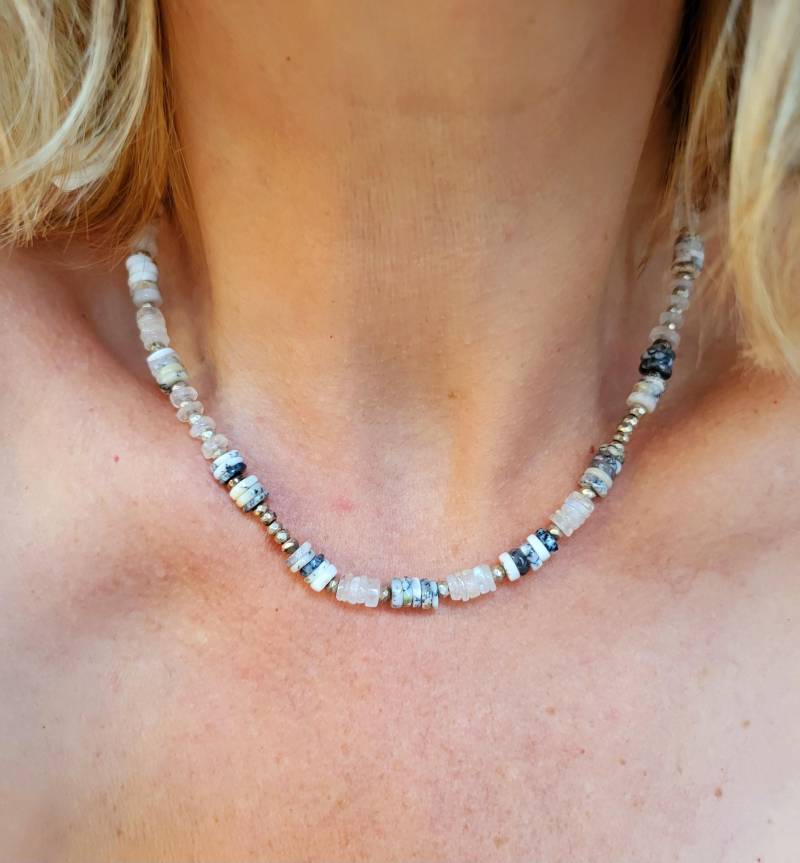 Halskette Aus Natürlichen Opal-Dendritensteinen Und Weißen Mondsteinen. Geld. Boho-Halskette. Gemischte Halskette von Atelier768