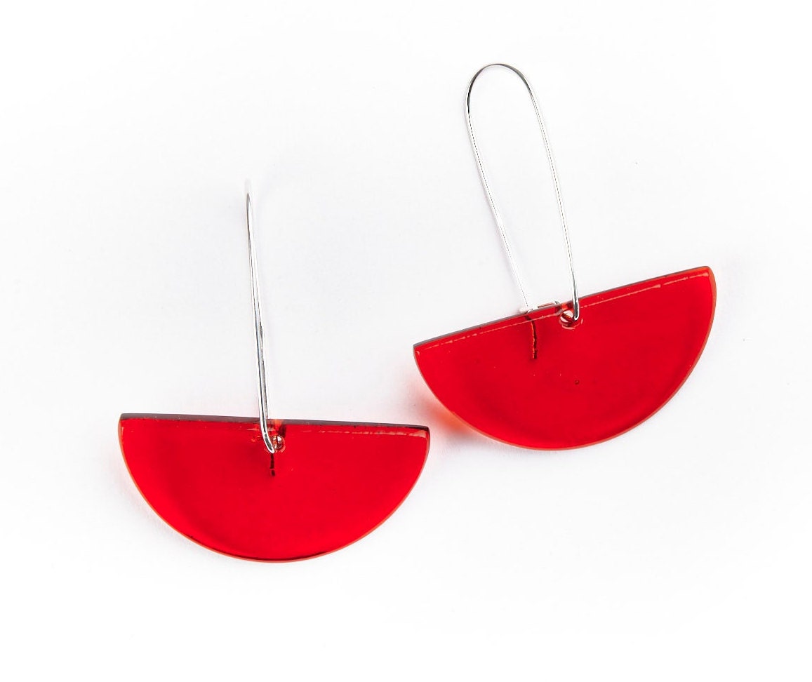 Hellrote Halbmond Glasohrringe, Edelstahldraht Hellrote Halbmond Glasohrringe, Edelstahldraht von Atelier818glass