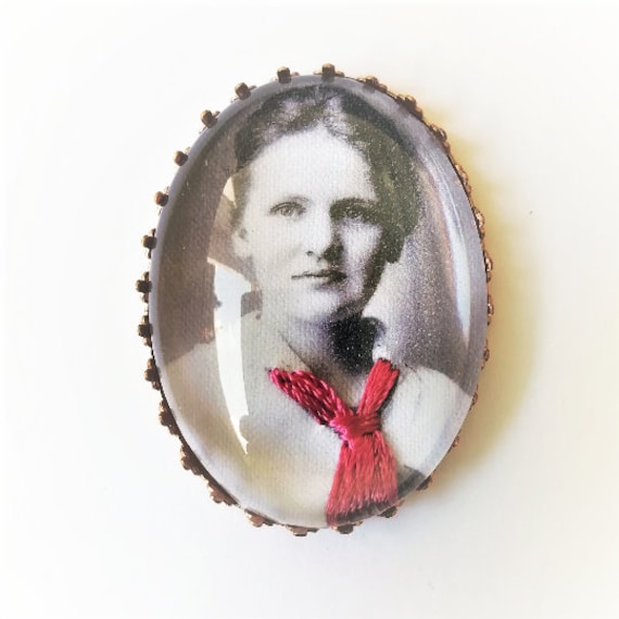 Alice Munro Handbestickte Brosche von AtelierAgueda