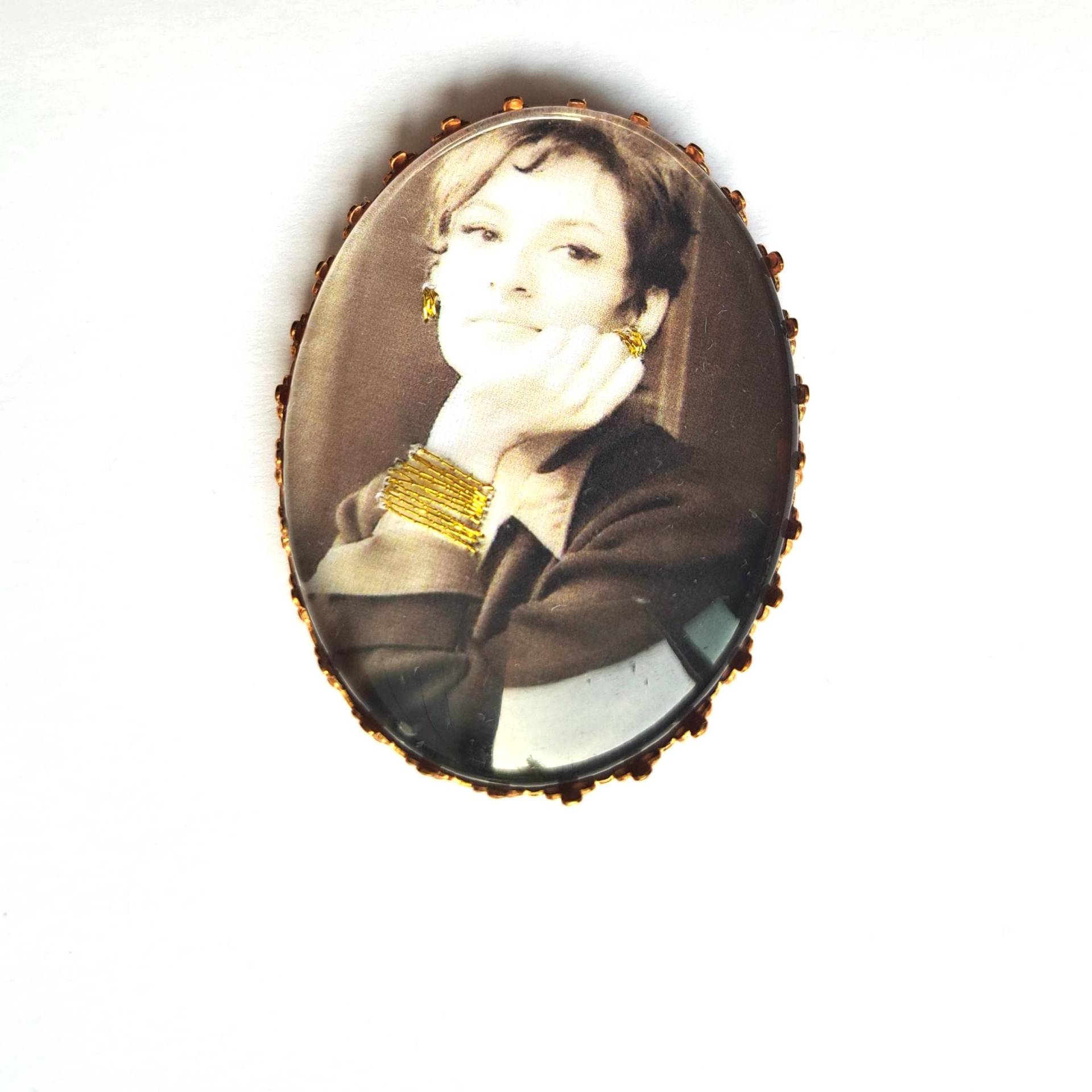 Barbara Handbestickte Brosche von AtelierAgueda