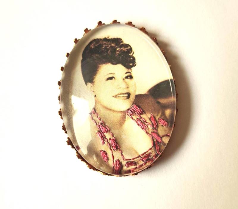 Ella Fitzgerald Handgestickte Brosche von AtelierAgueda