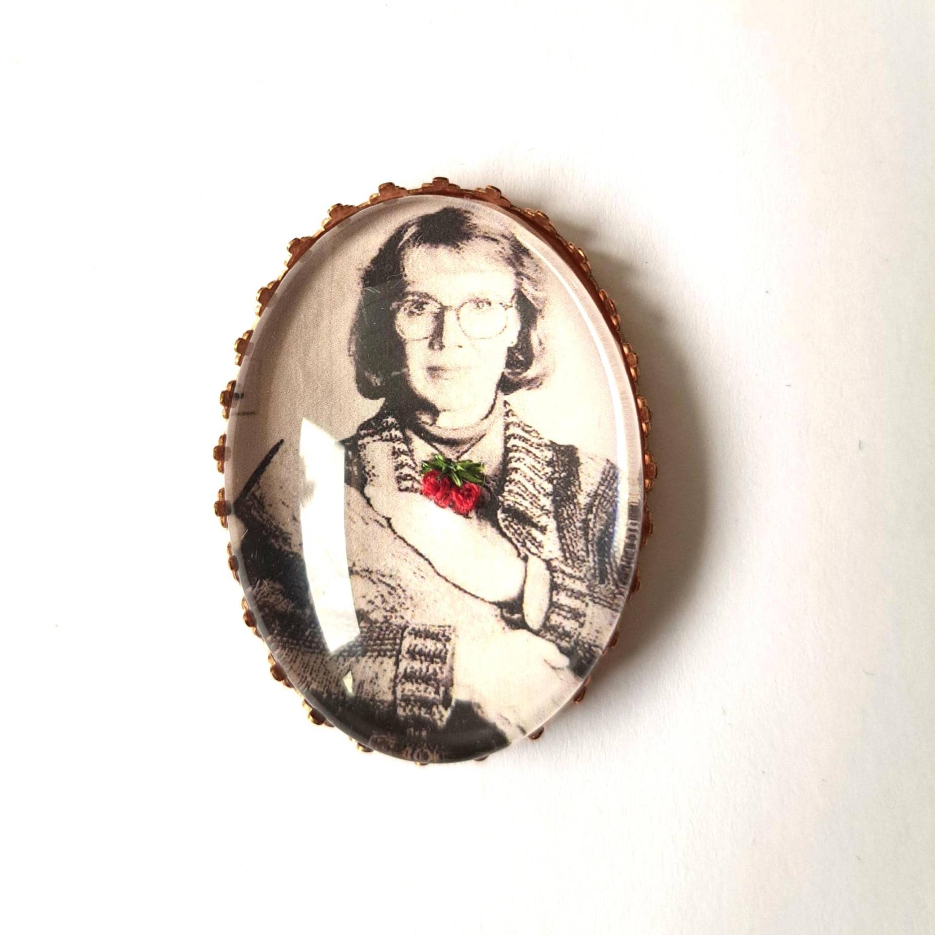 Handbestickte Brosche Einer Frau Mit Einem Baumstamm Aus Twin Peaks von AtelierAgueda