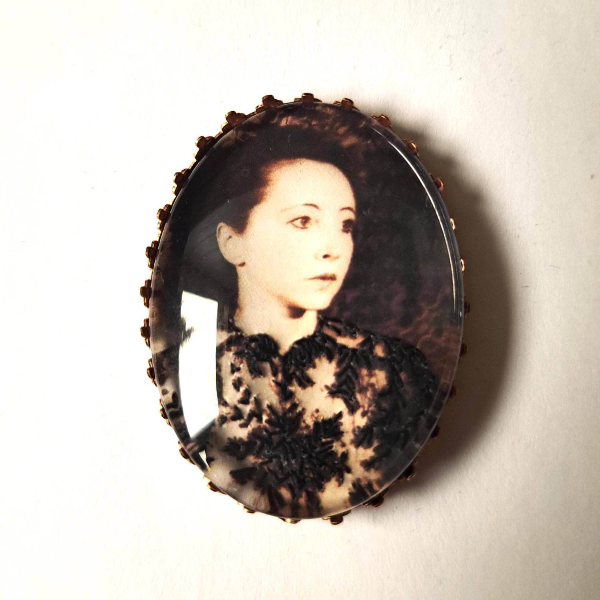 Handbestickte Brosche Von Anaïs Nin von AtelierAgueda