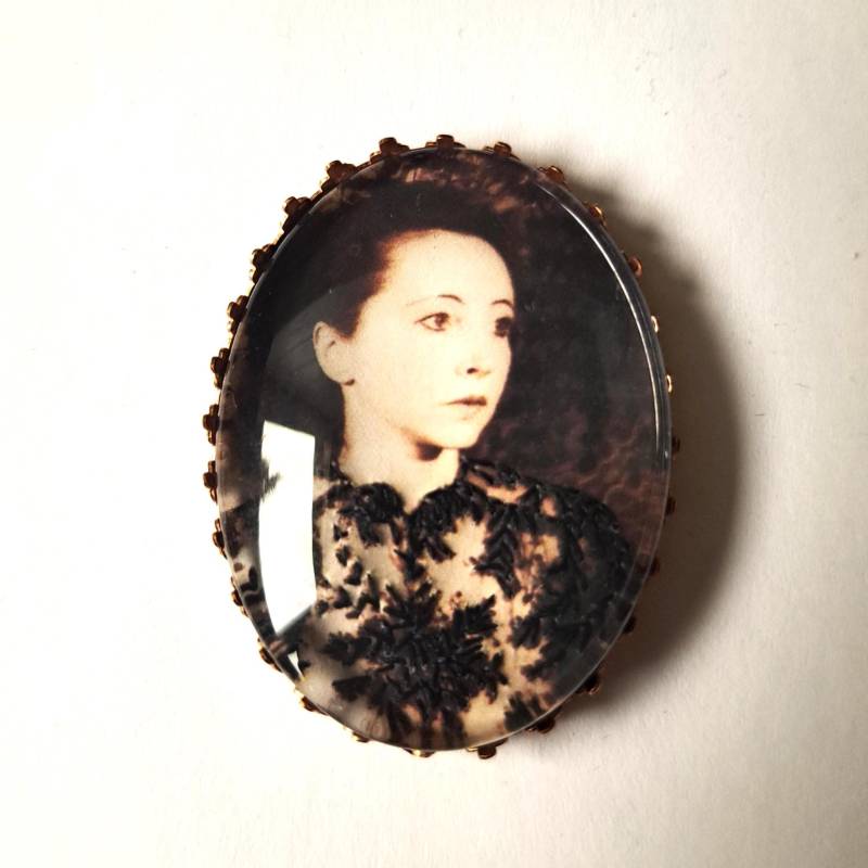 Handbestickte Brosche Von Anaïs Nin von AtelierAgueda