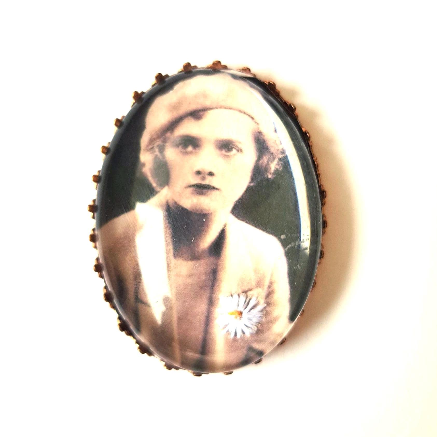 Handbestickte Brosche Von Daphne Du Maurier von AtelierAgueda