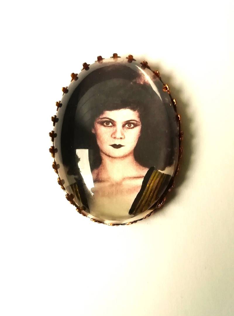 Handbestickte Brosche Von Helen Tamiris Handbestickte Brosche Von Helen Tamiris von AtelierAgueda