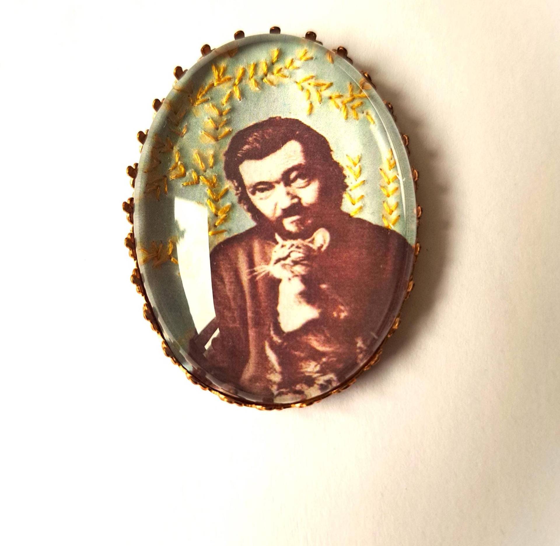 Handbestickte Brosche Von Julio Cortázar Handbestickte Brosche Von Julio Cortázar von AtelierAgueda