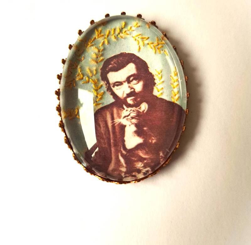 Handbestickte Brosche Von Julio Cortázar von AtelierAgueda