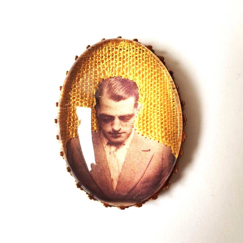 Handbestickte Brosche Von Luis Buñuel von AtelierAgueda