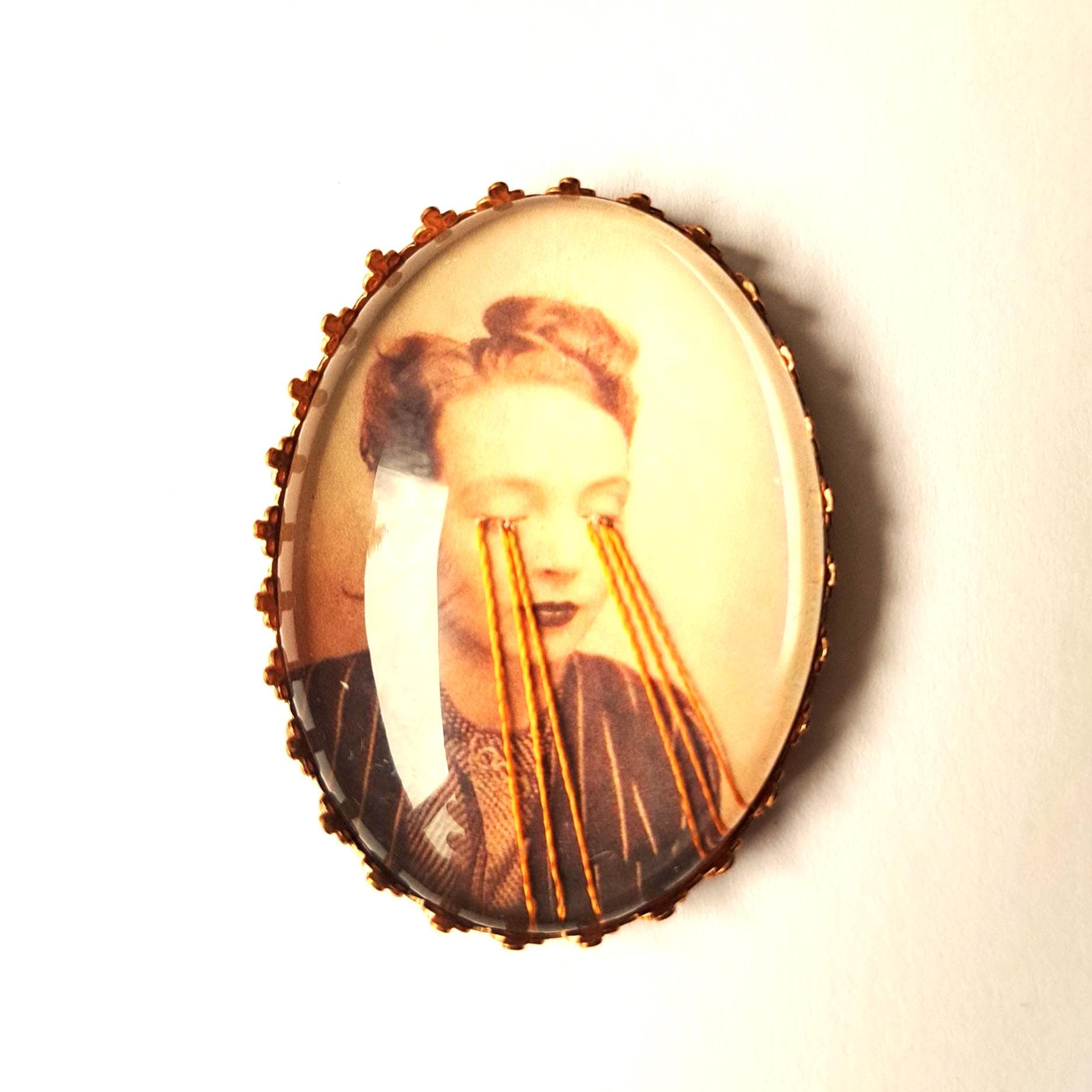 Handbestickte Brosche Von Marguerite Duras von AtelierAgueda