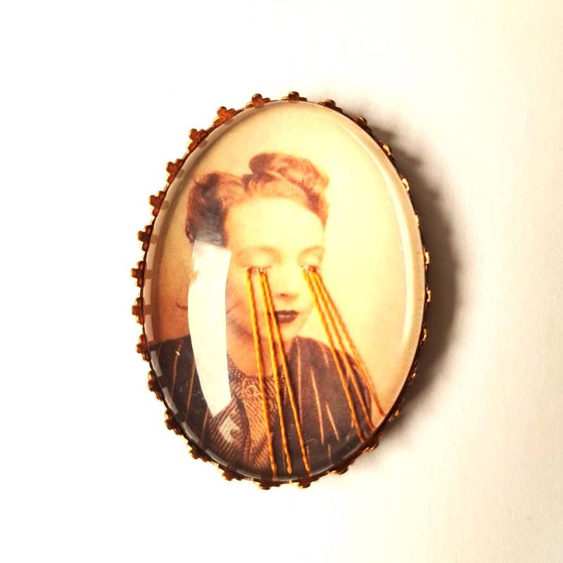 Handbestickte Brosche Von Marguerite Duras von AtelierAgueda