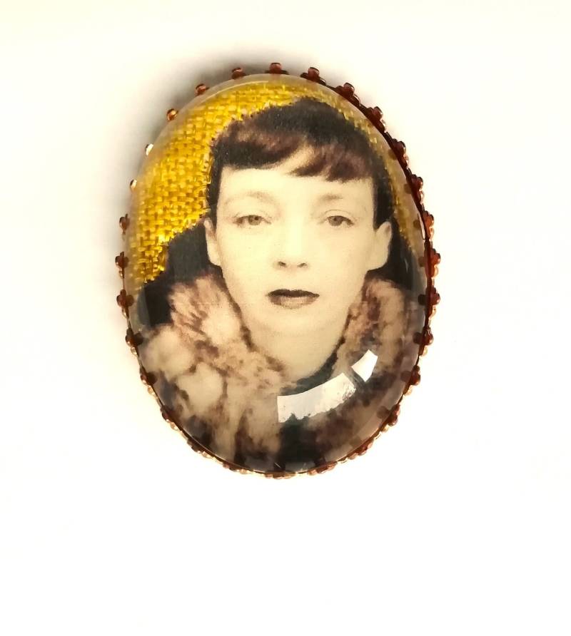 Handbestickte Brosche Von Marguerite Duras Handbestickte Brosche Von Marguerite Duras von AtelierAgueda