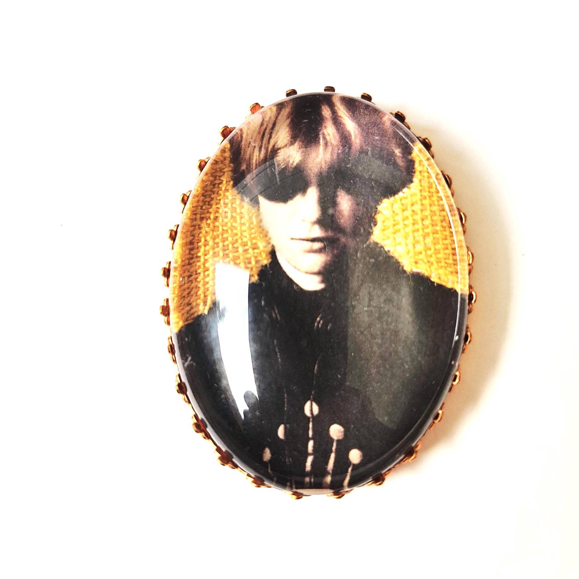 Handbestickte Brosche Von Richard David James von AtelierAgueda