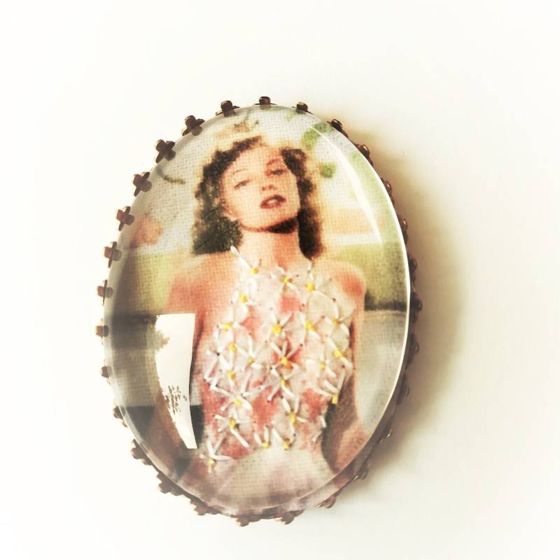 Handbestickte Brosche Von Rita Hayworth Handbestickte Brosche Von Rita Hayworth von AtelierAgueda