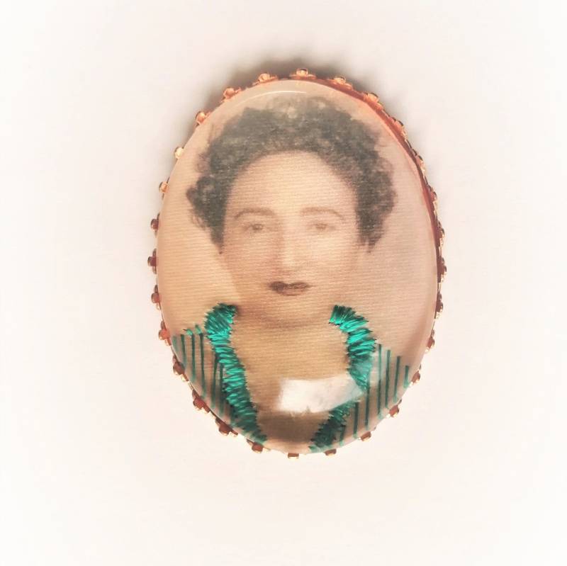 Handbestickte Brosche Von Rosa Chacel von AtelierAgueda