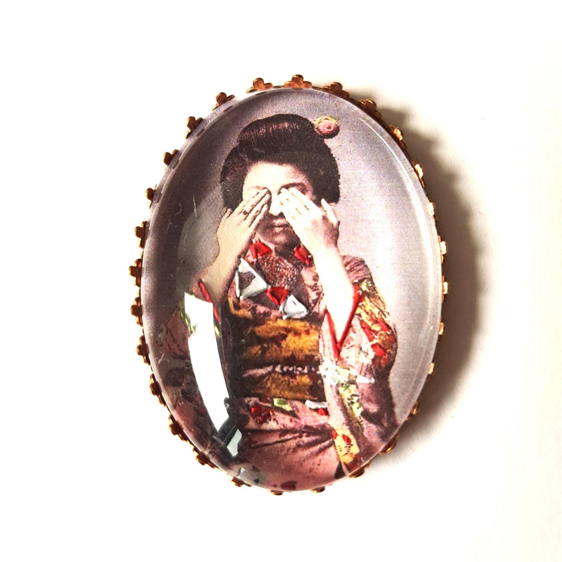 Handbestickte Geisha-Brosche von AtelierAgueda