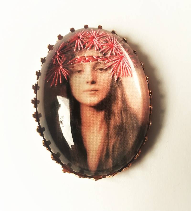 Handgestickte Brosche Von Evelyn Nesbit Handgestickte Brosche Von Evelyn Nesbit von AtelierAgueda