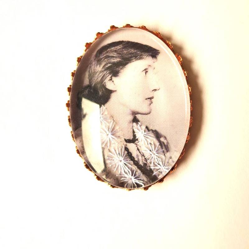 Handgestickte Brosche Von Virginia Woolf von AtelierAgueda