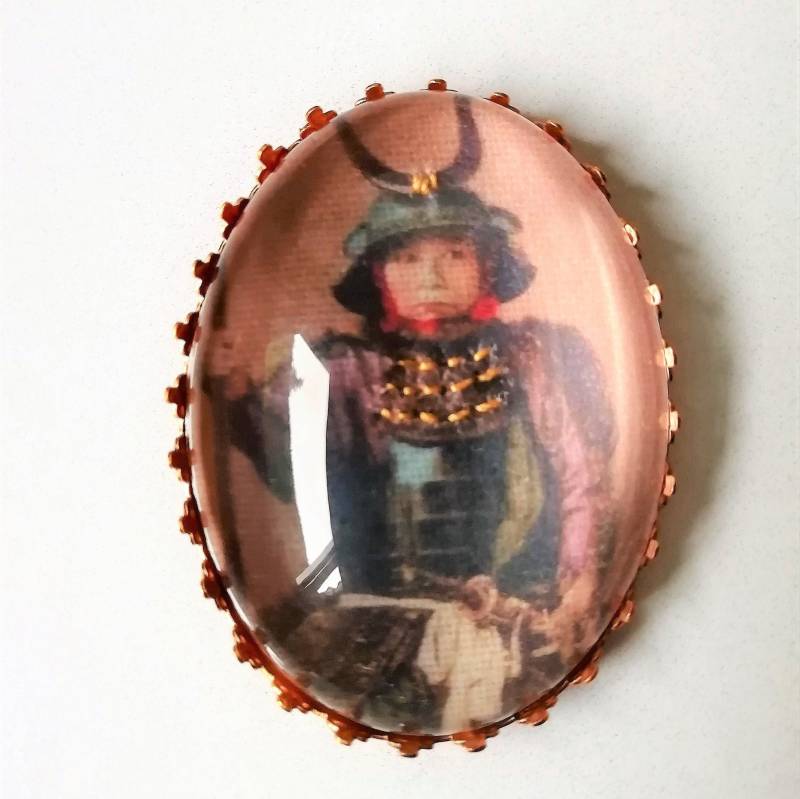 Handgestickte Samurai-Brosche von AtelierAgueda
