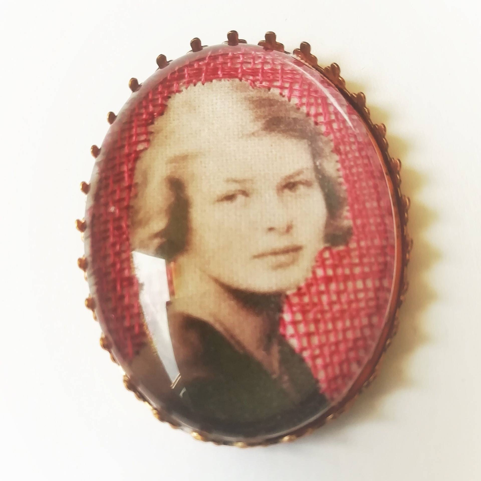Ingrid Bergman Handbestickte Brosche Ingrid Bergman Handbestickte Brosche von AtelierAgueda