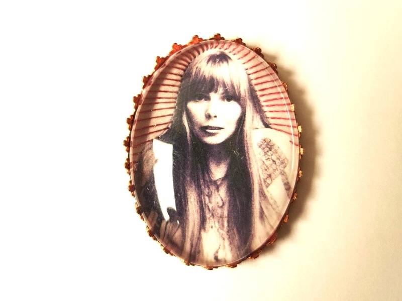 Joni Mitchell Handbestickte Brosche von AtelierAgueda