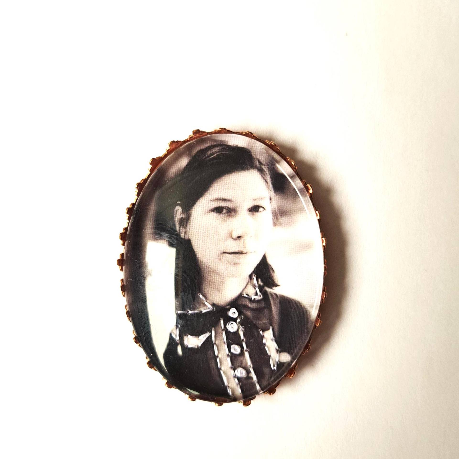 Kim Deal Handbestickte Brosche von AtelierAgueda