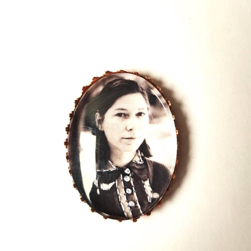 Kim Deal Handbestickte Brosche von AtelierAgueda