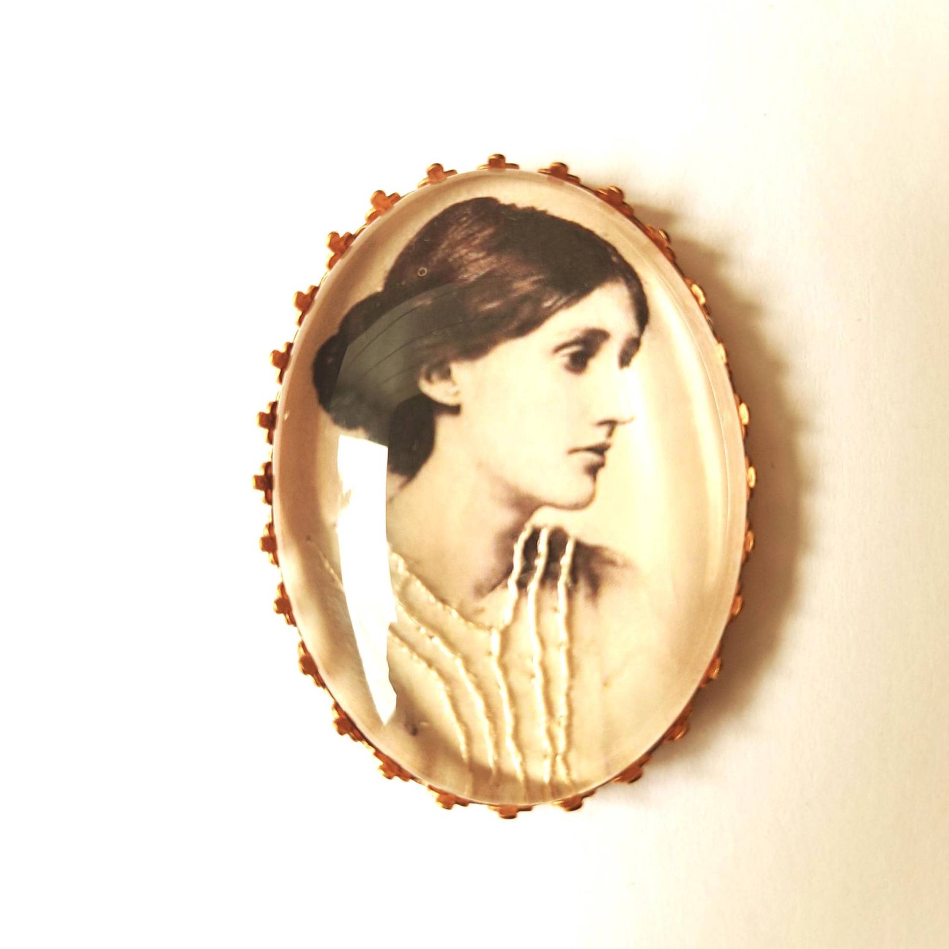 Virginia Woolf Handbestickte Brosche von AtelierAgueda