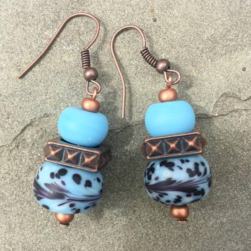 Aquamarin Murano Glas Perlenohrringe Mit Antiken, Gehämmert Kupfer Erkenntnisse Und Ohrhaken von AtelierAkvamarine