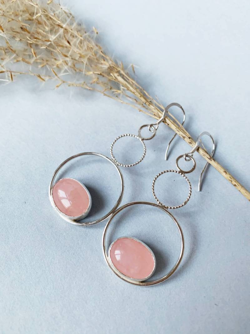 Geschenk Rosenquarz Ohrringe Designerschmuck Handmade Hänger Hochzeit Bridesmaid Trauzeugin Unikat Ostergeschenk von AtelierAlamea