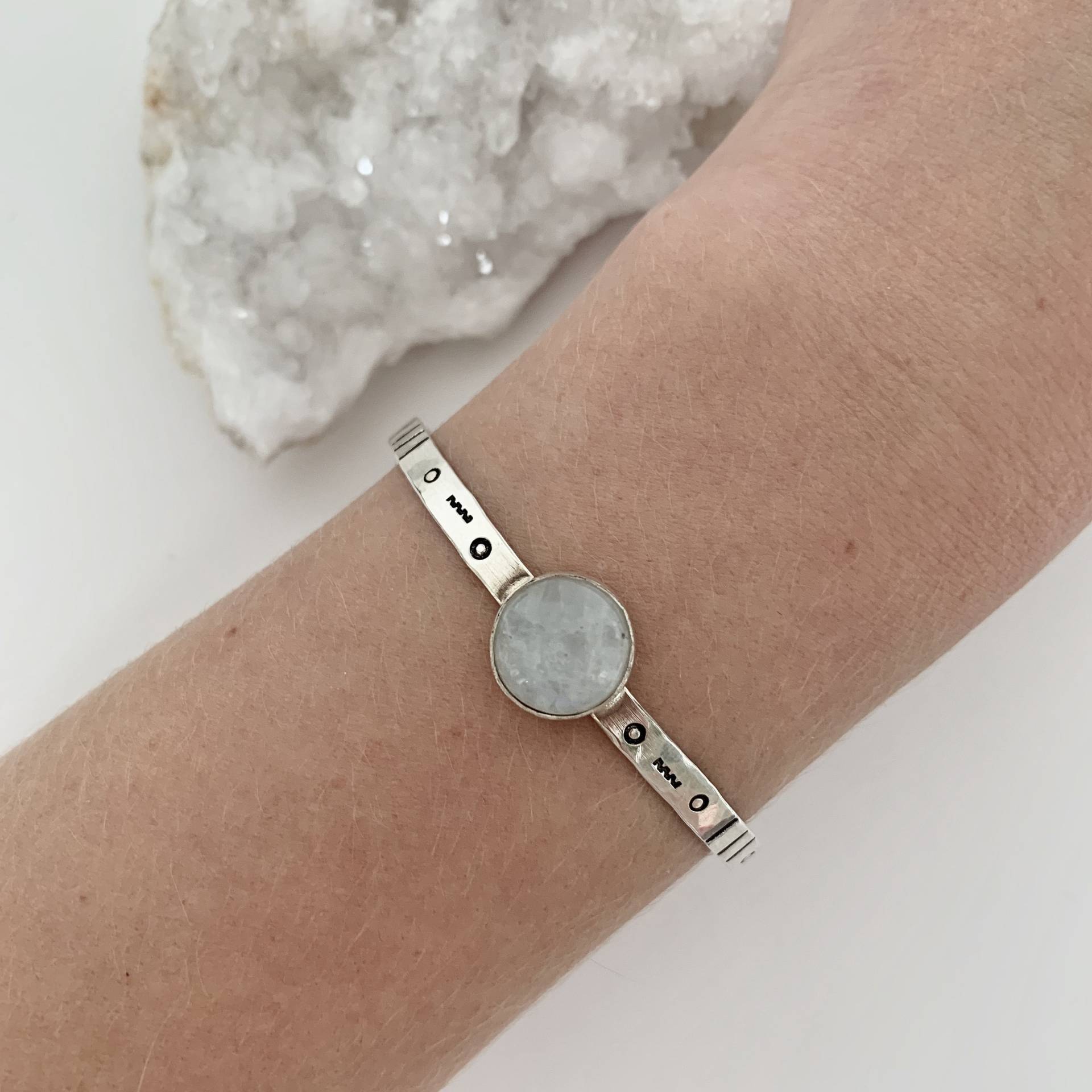 Weihnachtsgeschenk Mondstein Edelstein Silber Armreif Armband Geschenk Beste Freundin Monstone Cuff Weihnachtsgeschenk Mondstein Edelstein Silber Armreif Armband Geschenk Beste Freundin Monstone Cuff von AtelierAlamea