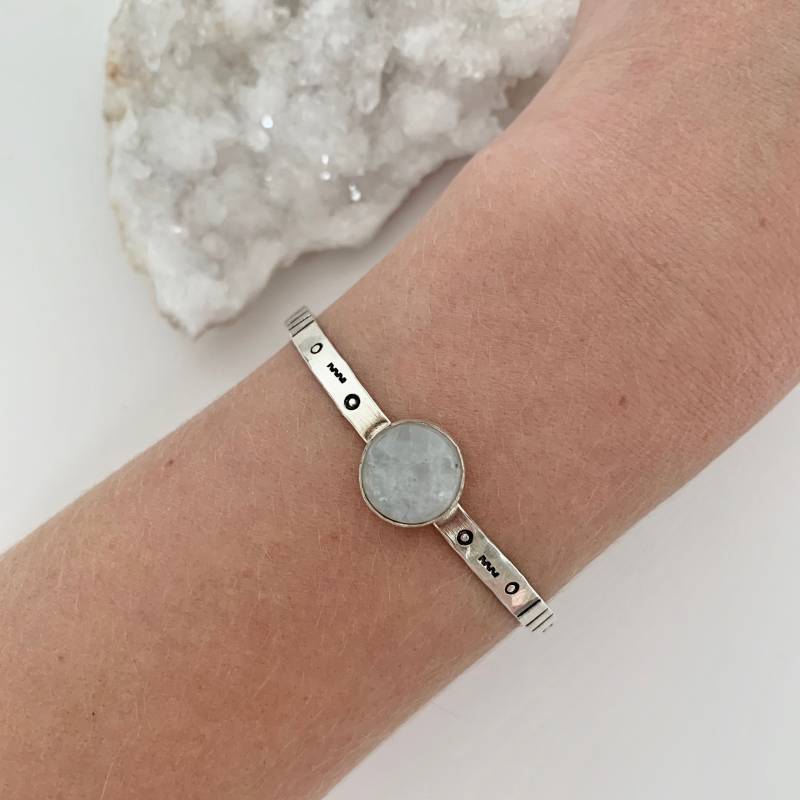 Weihnachtsgeschenk Mondstein Edelstein Silber Armreif Armband Geschenk Beste Freundin Monstone Cuff von AtelierAlamea