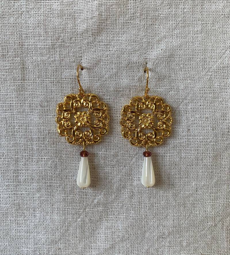 Goldene Spitze Und Perlmuttohrringe von AtelierAlecParis