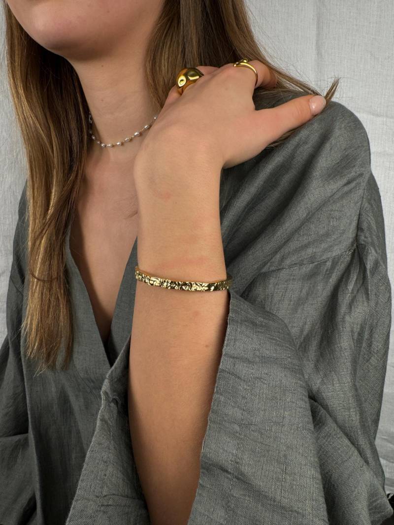 Gehämmerter Armreif Armband Gold Edelstahl Größenverstellbar Wasserfest von AtelierAmalfi