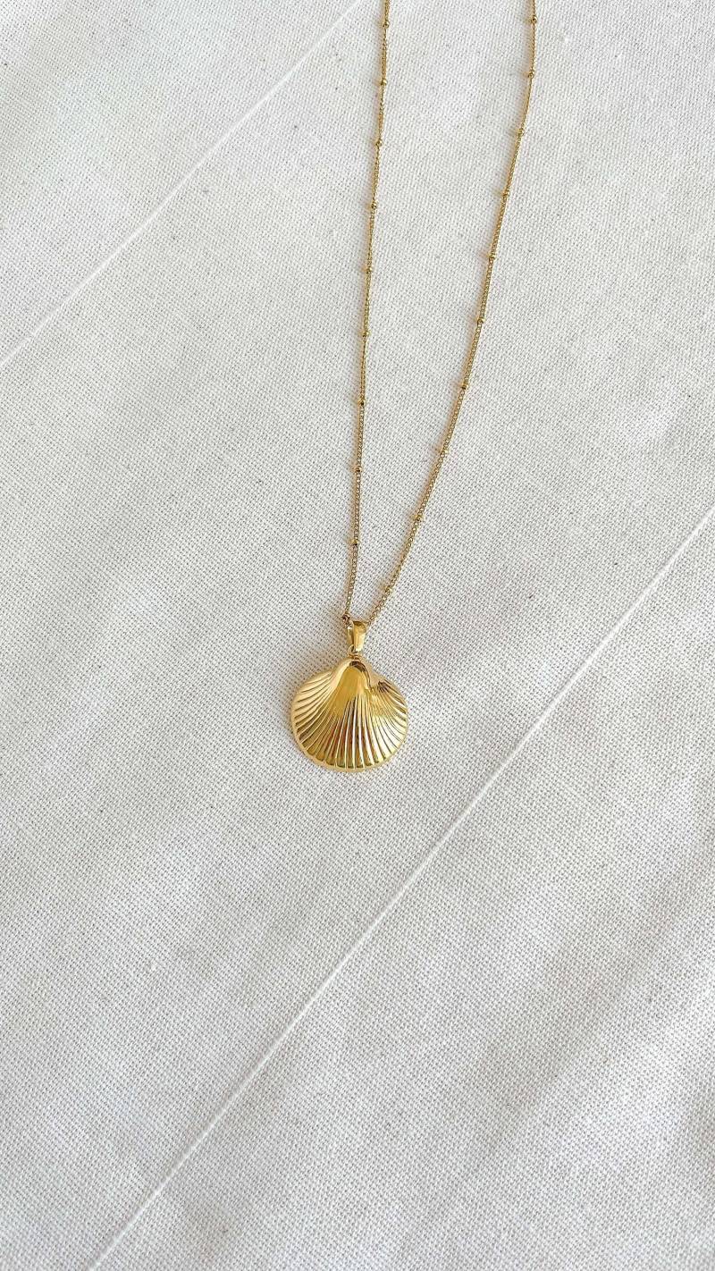Seashell Necklace Gold Non Tarnish Waterproof Summer Jewelry Surfer von AtelierAmalfi