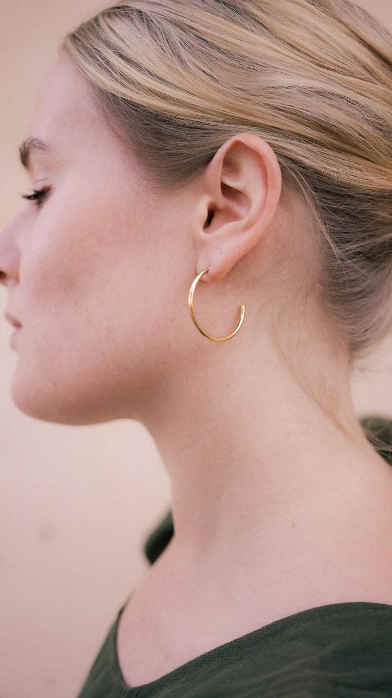 Thin Gold Hoops Non Tarnish Kreolen Gold Offen Wasserfest Leichte Creolen Thin Hoop Earrings von AtelierAmalfi