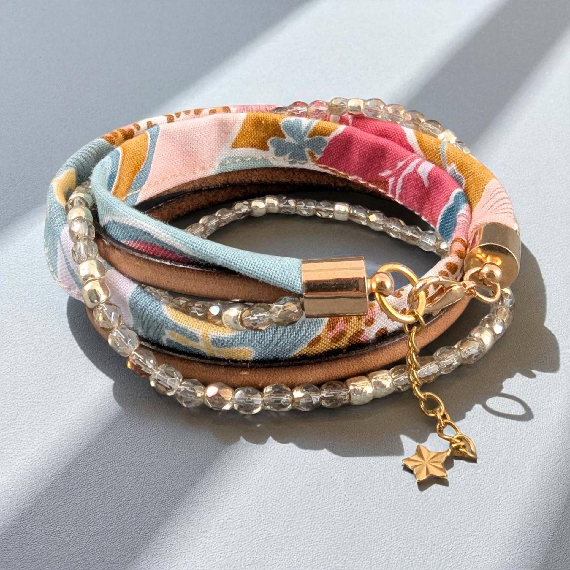 Wickelarmband Damen Pastell Boho - Handgemachtes Armband Stoff, Glasperlen Und Leder Verstellbar Geschenkidee Frauen Sommer Schmuck Wickelarmband Damen Pastell Boho - Handgemachtes Armband Stoff, Glasperlen Und Leder Verstellbar Geschenkidee Frauen Sommer Schmuck von AtelierAndreaTraub