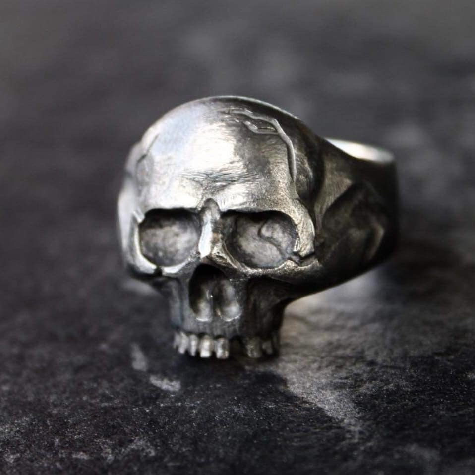 Totenkopfring Aus Patiniertem 925Er Silber Totenkopfring Aus Patiniertem 925Er Silber von AtelierArtMiss