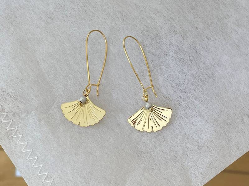 Ginkgoblatt-Goldohrringe Und Weiße Perlen, Lange Goldene Brautohrringe, Hochzeitsschmuck von AtelierBAbijoux