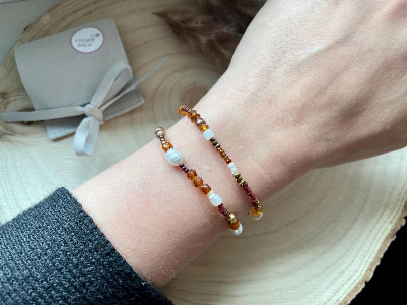 Armband/Armband-Set Elastisch - Braun, Hellbraun, Dunkelbraun, Beige Weiße Süßwasserperlen, Rocaillesperlen, Glasschliffperlen von AtelierBalu