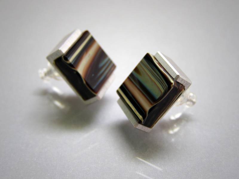 Handgefertigte Ohrringe, Geschliffenes Glas Und Eloxiertes Aluminium von AtelierBlackAdder