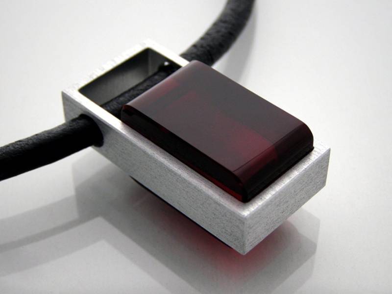 Handgemachte Halskette Aus Geschliffenem Glas Und Eloxiertem Aluminium von AtelierBlackAdder