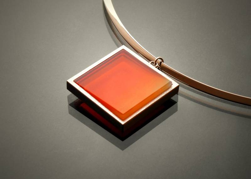 Handgemachte Halskette - Geschliffenes Glas, Eloxiertes Aluminium Und Edelstahl von AtelierBlackAdder