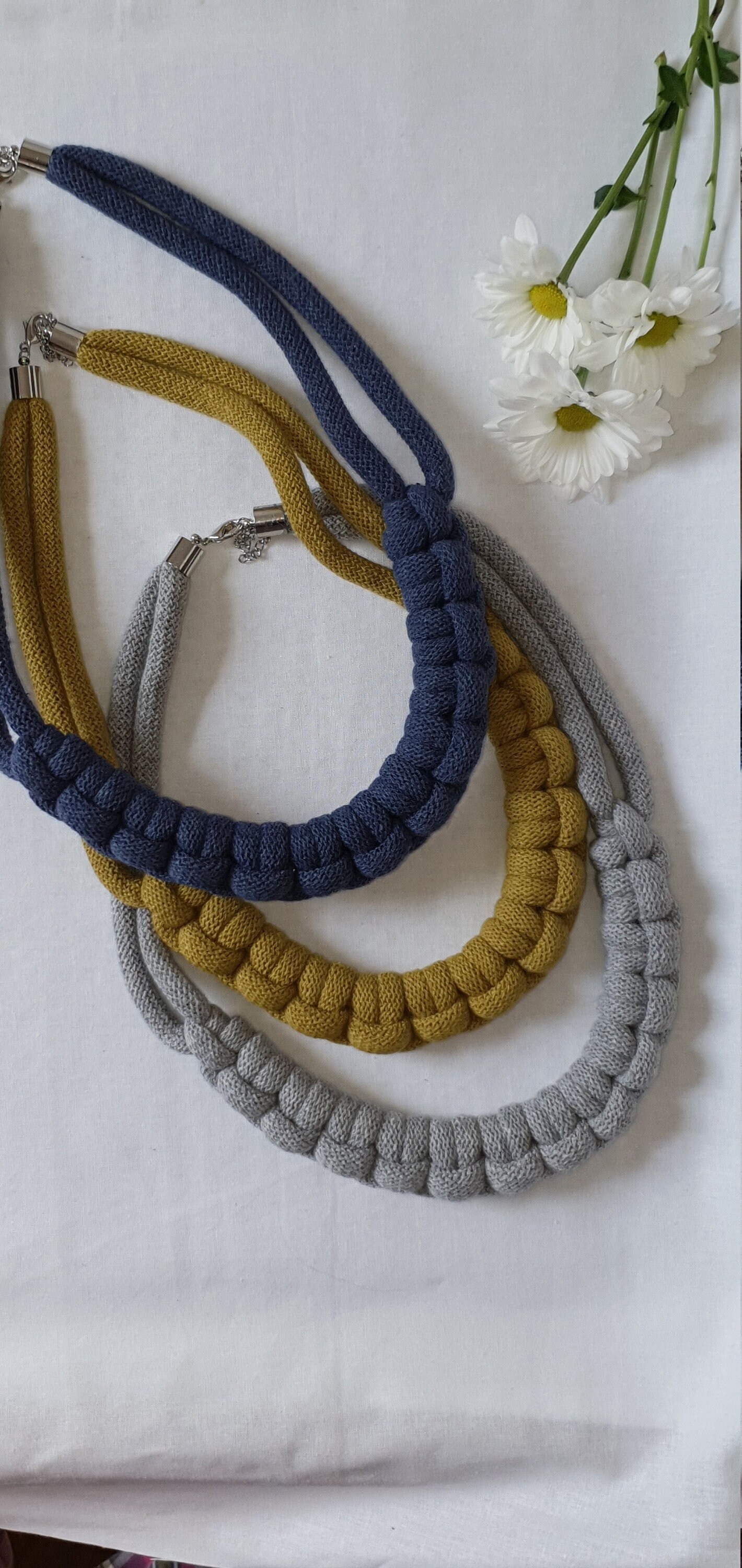 Cuddles Handgefertigte Halskette, Recycelte Baumwollkordel, Moderner Schmuck, Boho Accessoires, Statement-Halskette, Wählen Sie Ihre Farbe Cuddles Handgefertigte Halskette, Recycelte Baumwollkordel, Moderner Schmuck, Boho Accessoires, Statement-Halskette, Wählen Sie Ihre Farbe von AtelierBorgitas