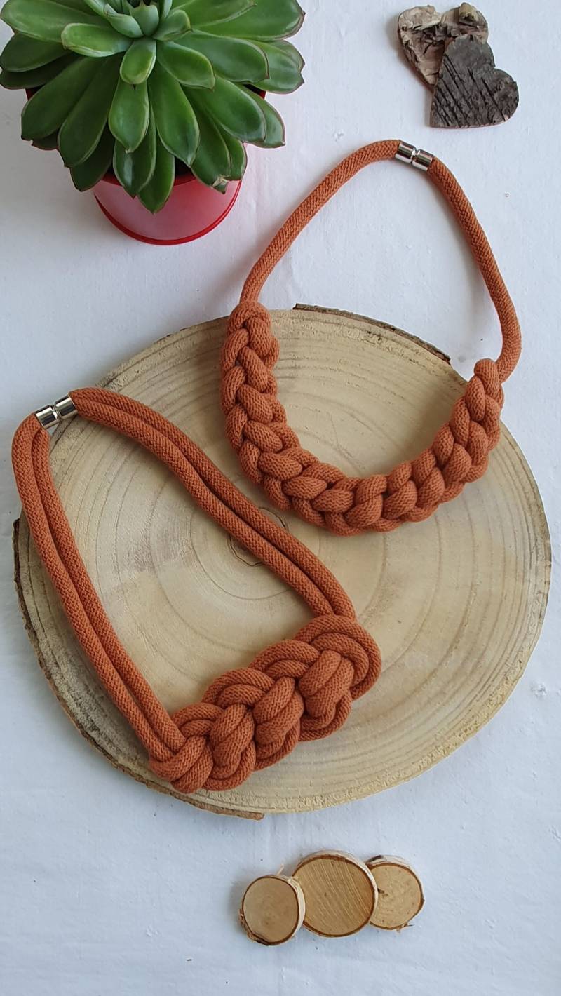 Smiley Handgemachte Halskette, Recycelte Baumwollkordel, Moderner Schmuck, Boho Accessoires, Statement Wählen Sie Ihre Farben von AtelierBorgitas